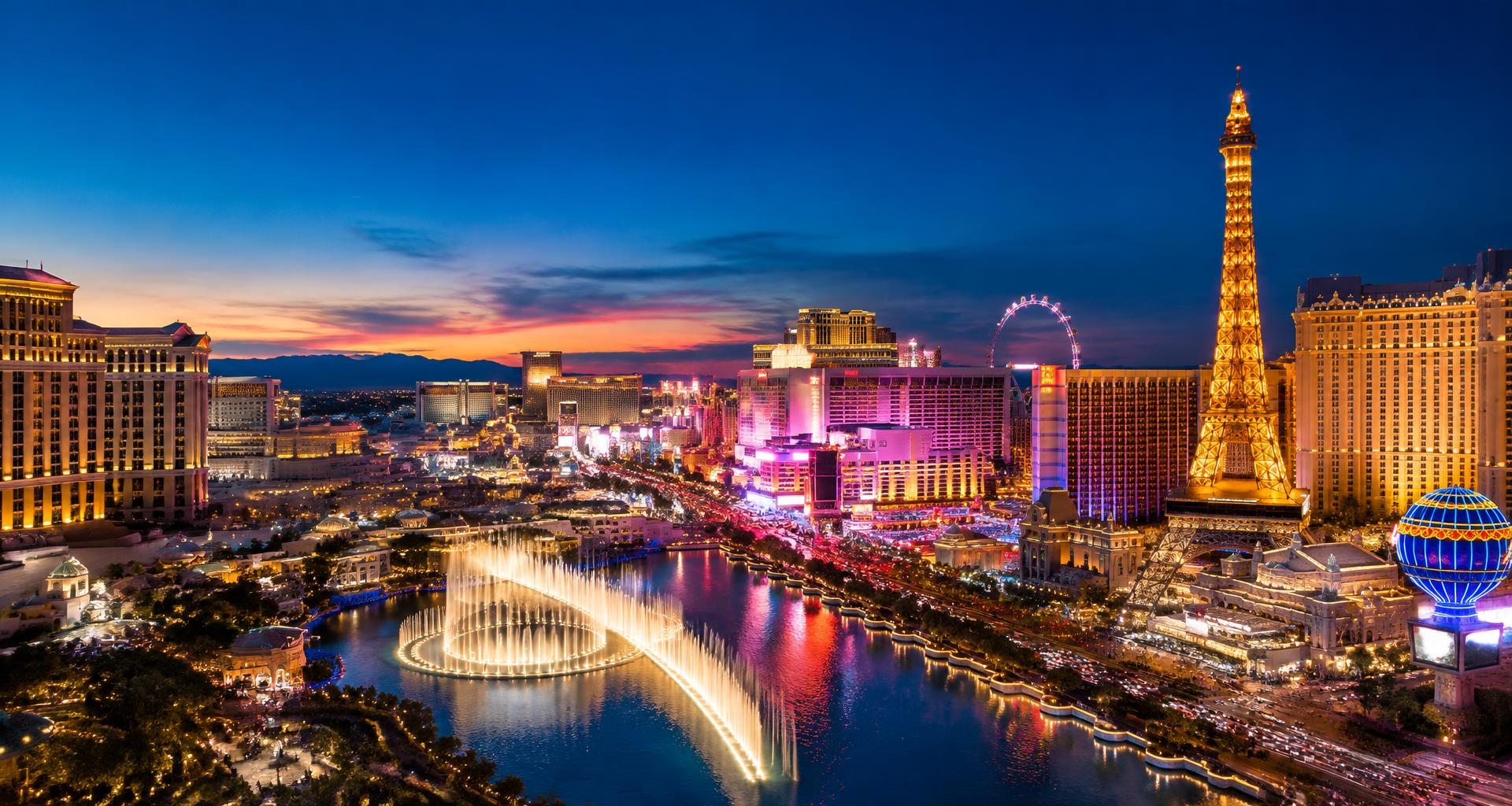Las Vegas Strip mit Bellagio-Fontänen und dem Eiffelturm